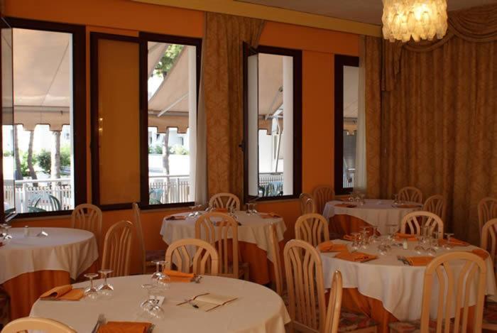 Hotel Corona Milano Marittima Extérieur photo